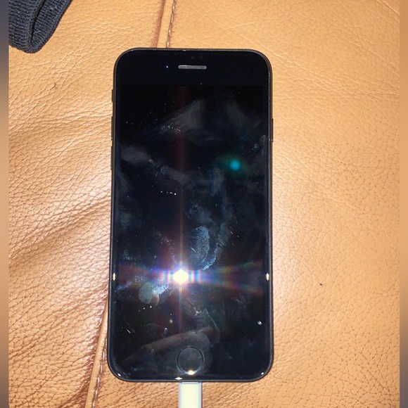 Black Iphone SE (second generation). No scratches/cracks only used for 6months